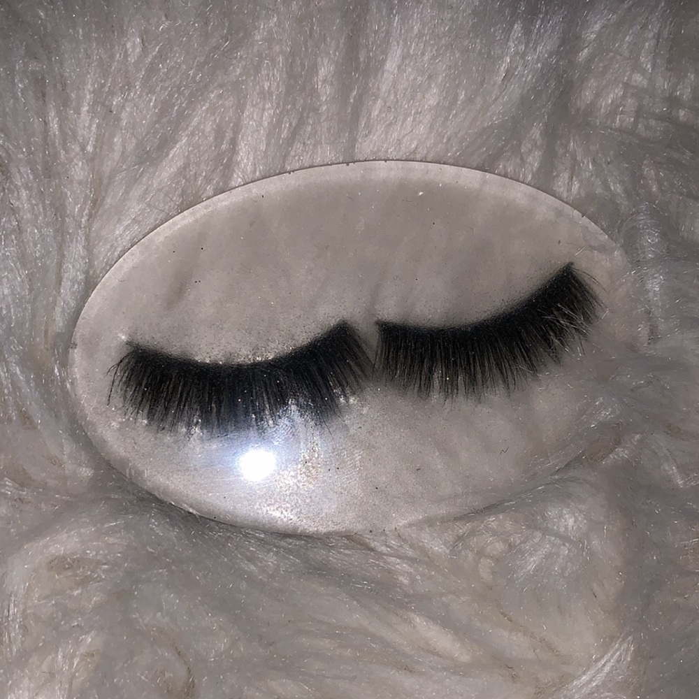 Eye lash holder